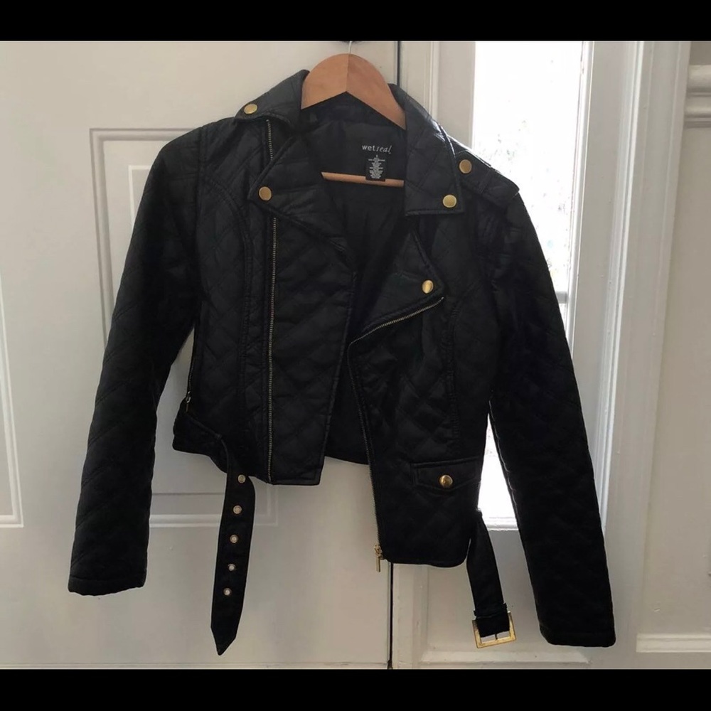 SOLD ✖️ Black leather jacket
